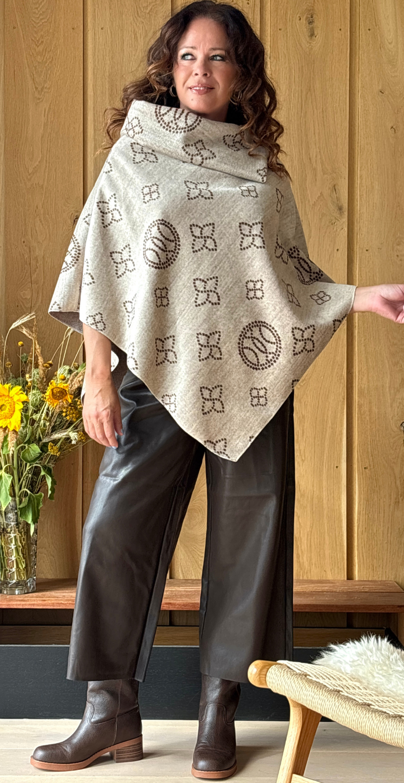 Sienna poncho med ornament mønster beige LikeLondon
