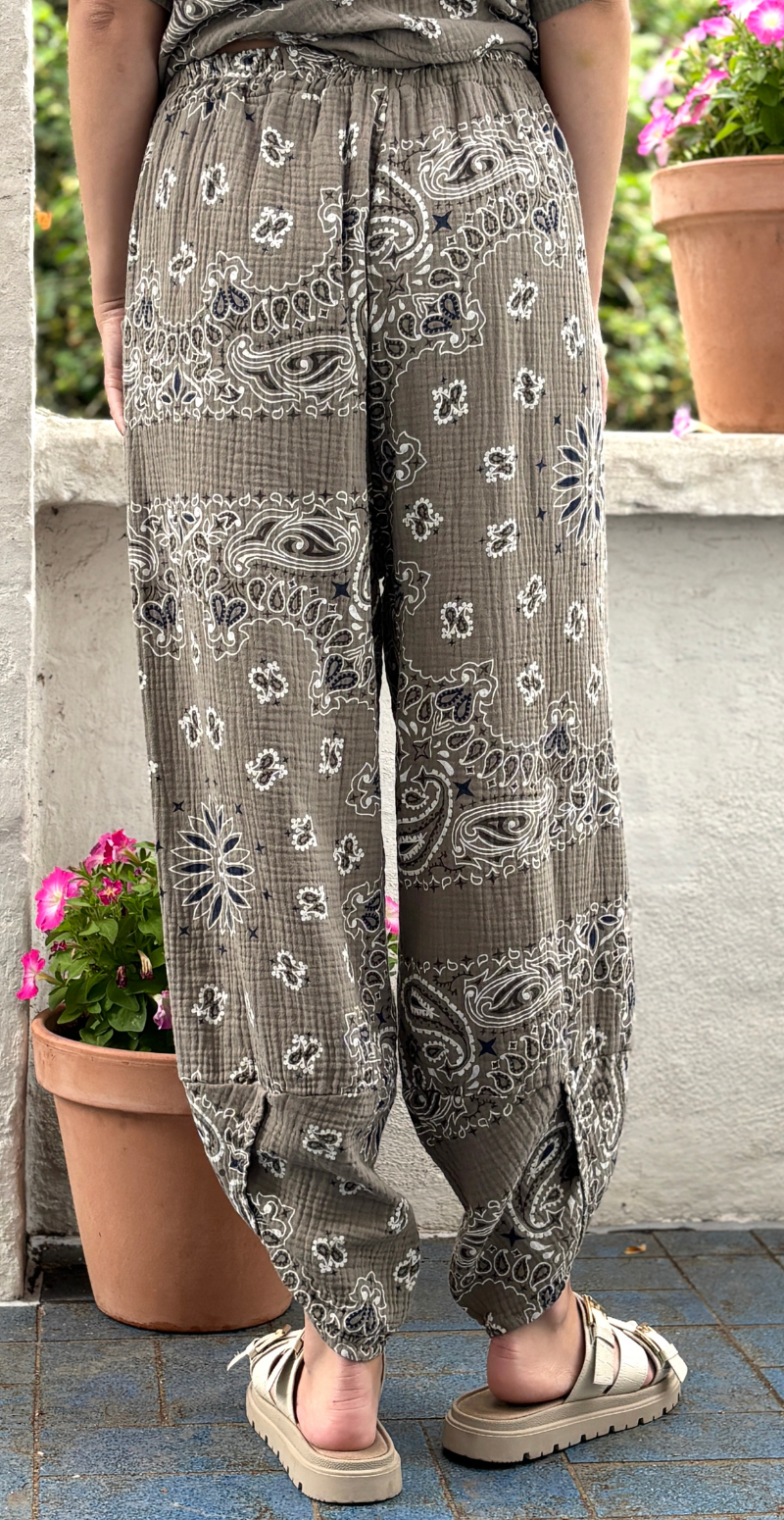 Bree sæt med bukser og bluse i musselin med paisley print fango LikeLondon