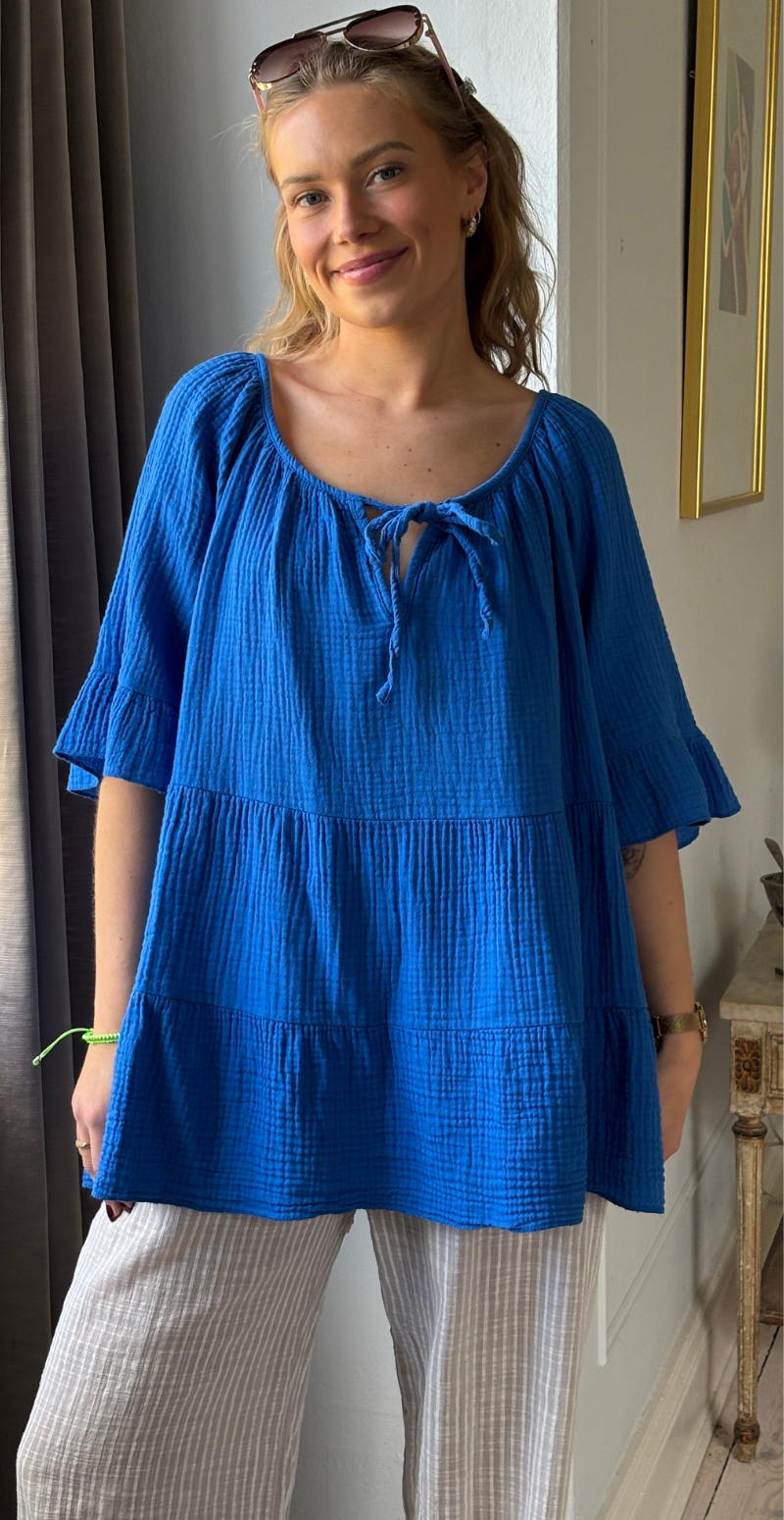 Marilyn bluse med bred halsudskæring og bindebånd royal blue LikeLondon