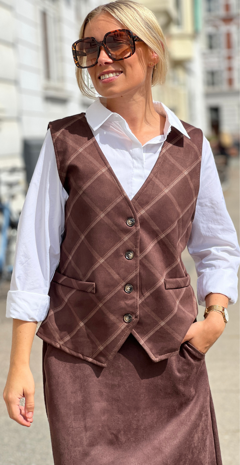 Marley ternet vest knapper fortil og v-hals dark brown LikeLondon