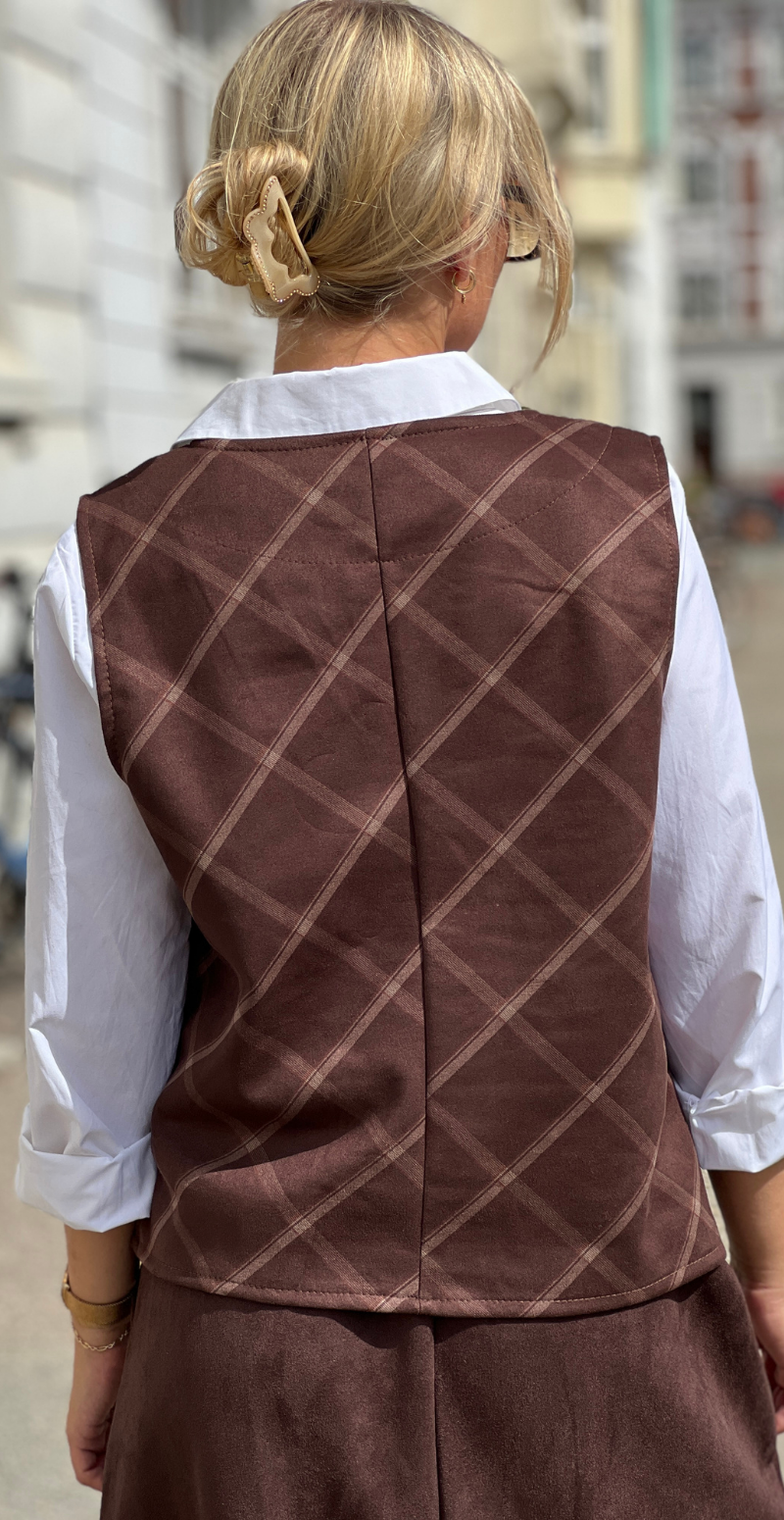 Marley ternet vest knapper fortil og v-hals dark brown LikeLondon