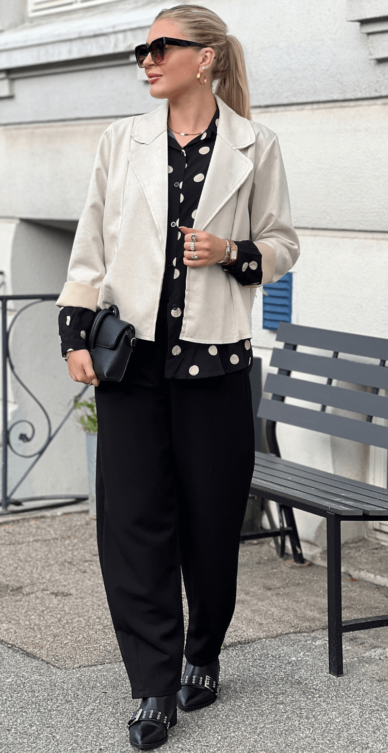 Mandy kort jakke i ruskindslook beige LikeLondon