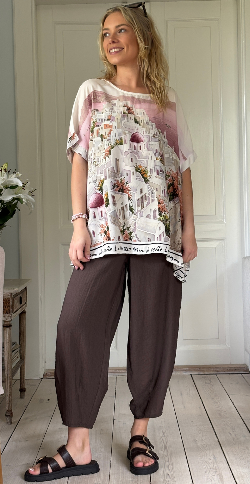 Forudbestil uge 24 Brianna bluse med kort ærme og print af huse pink LikeLondon