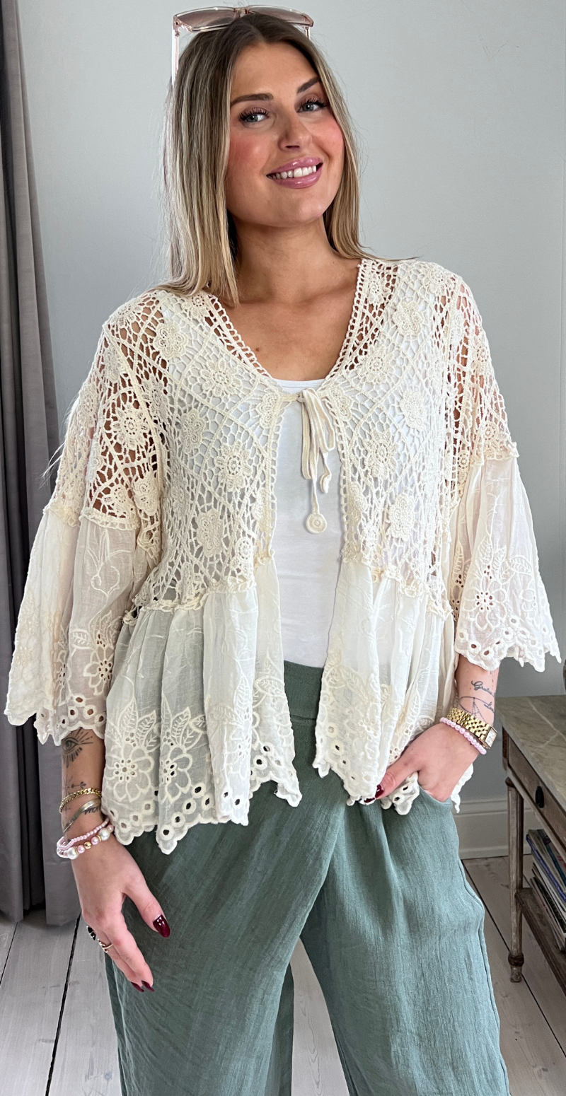 Carma hæklet bluse med blonder og bindelukning beige LikeLondon