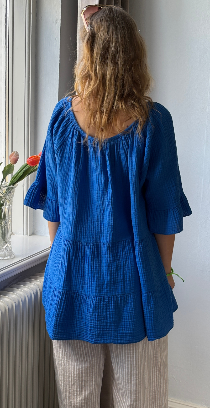Marilyn bluse med bred halsudskæring og bindebånd royal blue LikeLondon