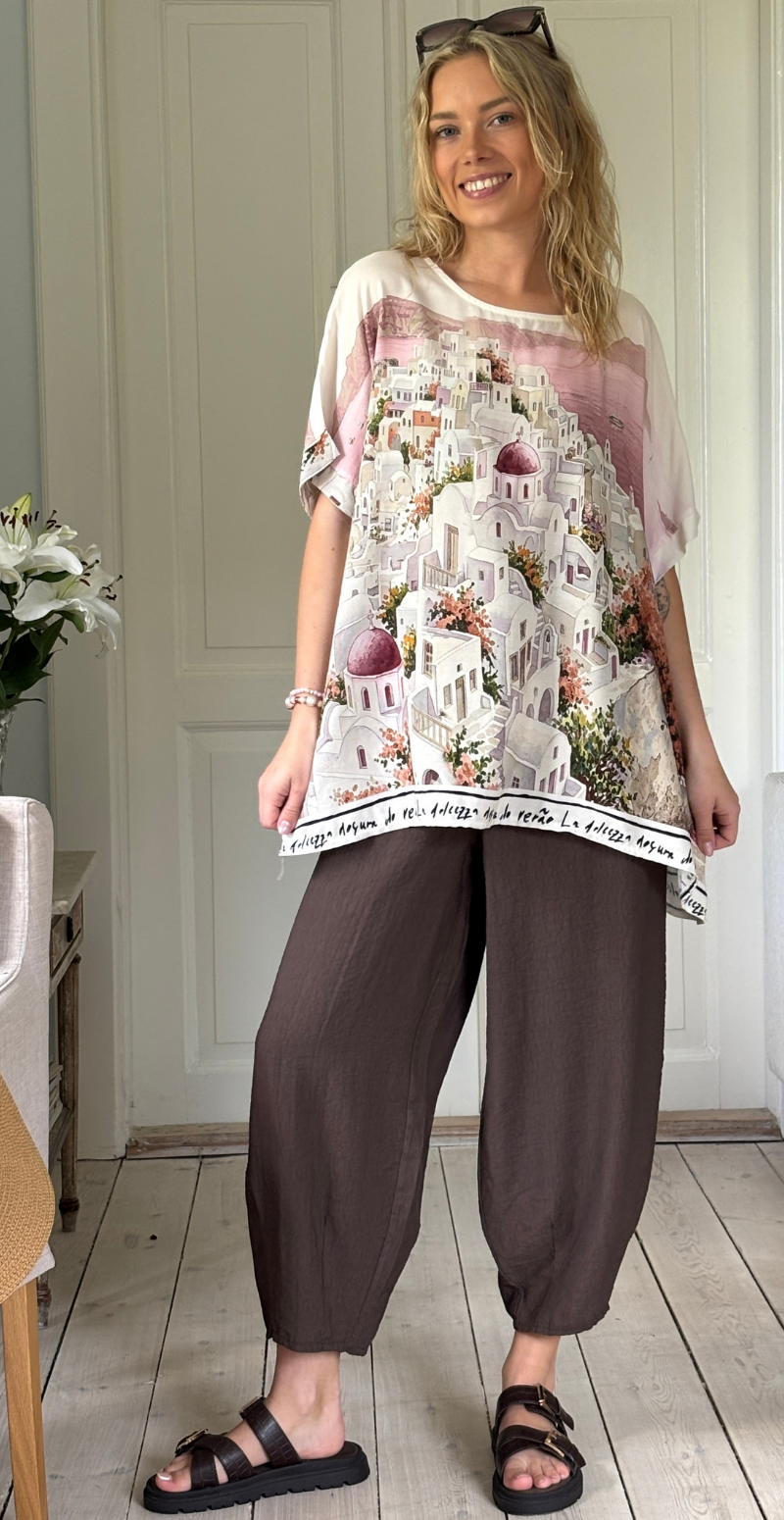 Brianna bluse med kort ærme og print af huse pink LikeLondon