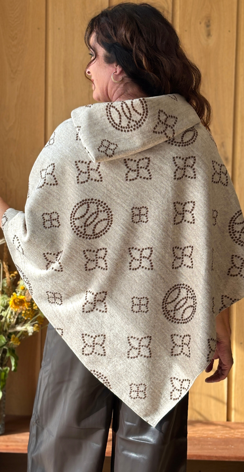 Sienna poncho med ornament mønster beige LikeLondon