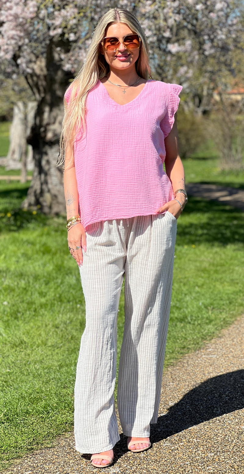 Hollie bluse med v-hals og flæsekant baby pink LikeLondon