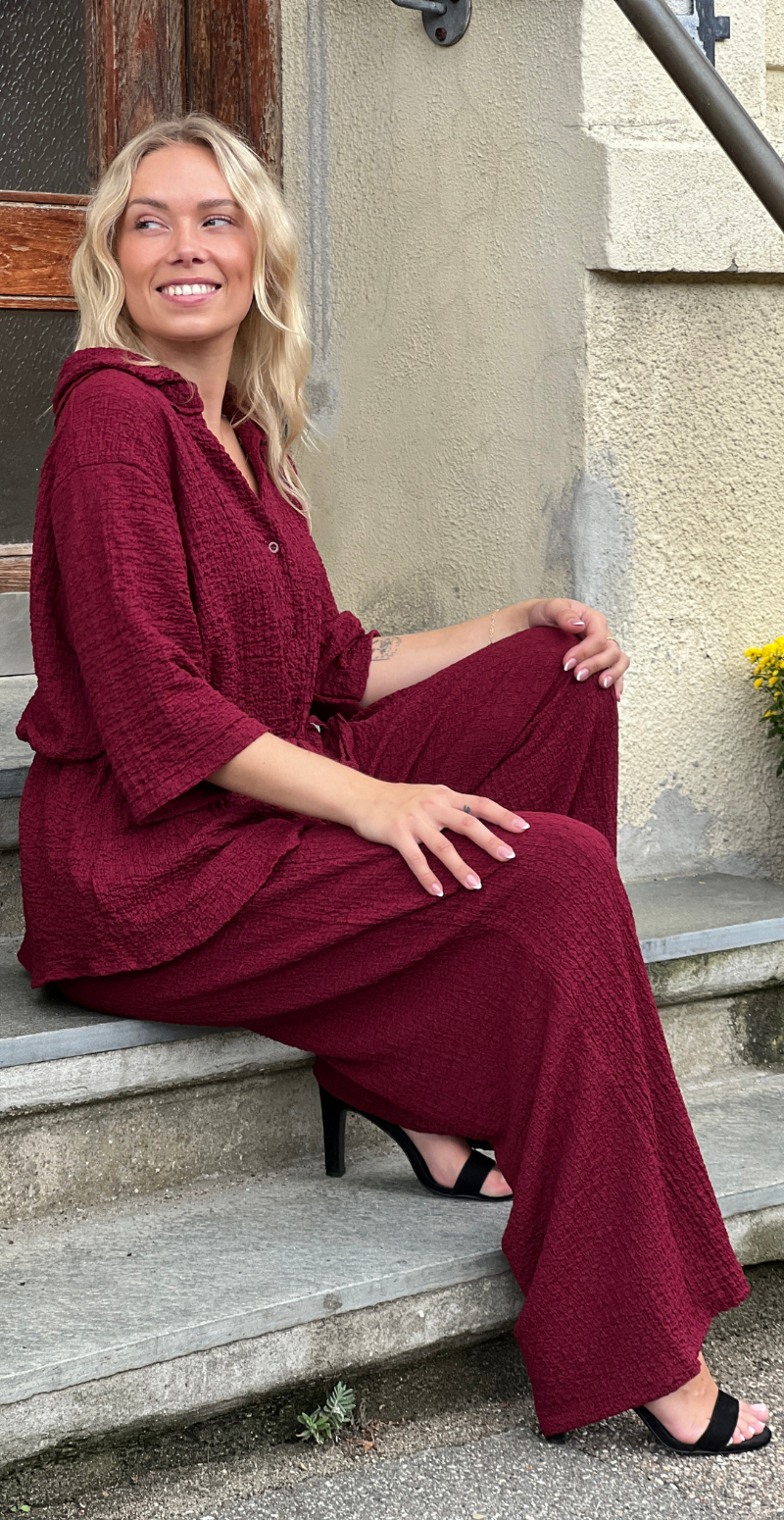 Agnes sæt med bluse i krepp med bindebånd og bukser wine LikeLondon