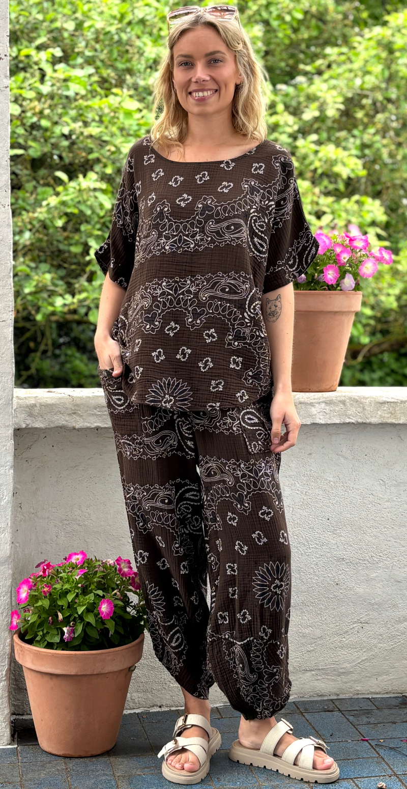 Bree sæt med bukser og bluse i musselin med paisley print brun LikeLondon