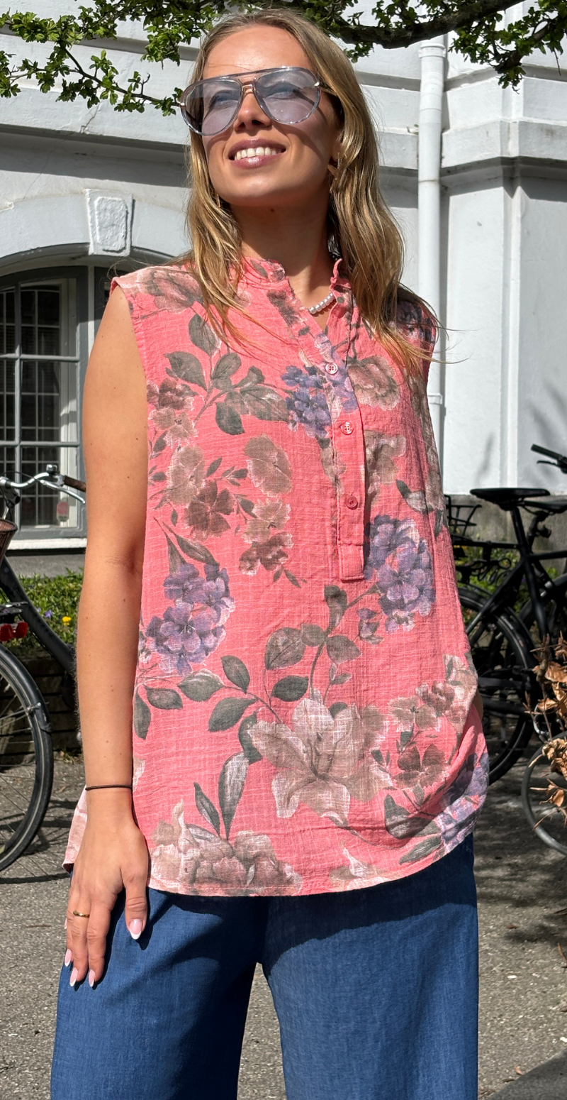 Dorota top med knapstolpe og blomster mønster koral LikeLondon