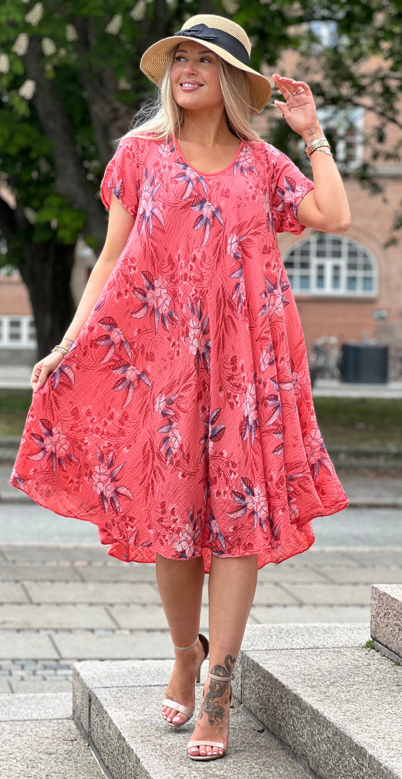 Luli kjole med blomstret mønster koral LikeLondon