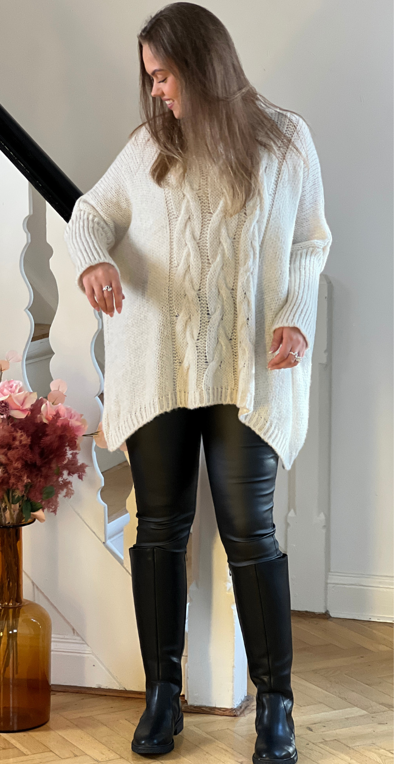 Daphne strik med kabelmønster og ribærme beige LikeLondon