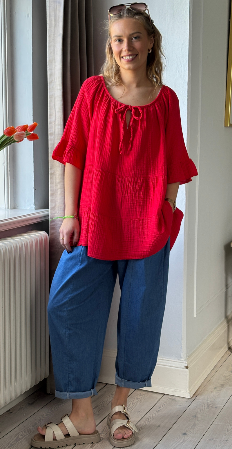 Marilyn bluse med bred halsudskæring og bindebånd rød LikeLondon