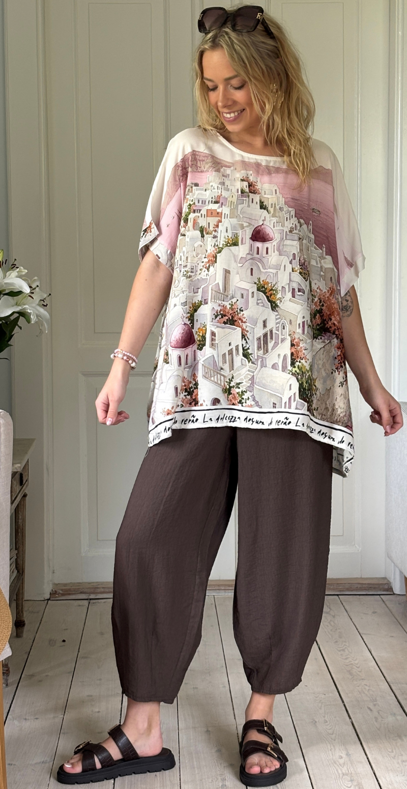 Brianna bluse med kort ærme og print af huse pink LikeLondon