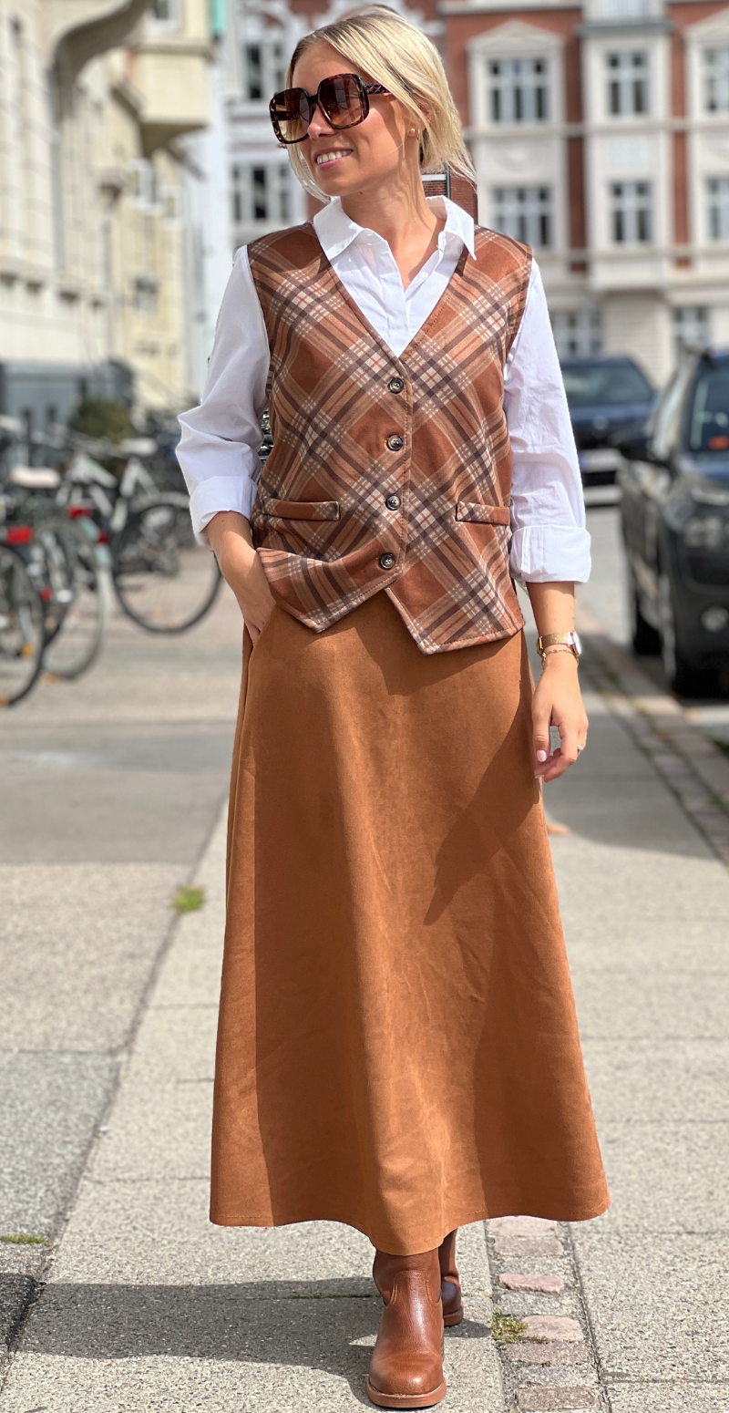 Marley ternet vest knapper fortil og v-hals camel LikeLondon