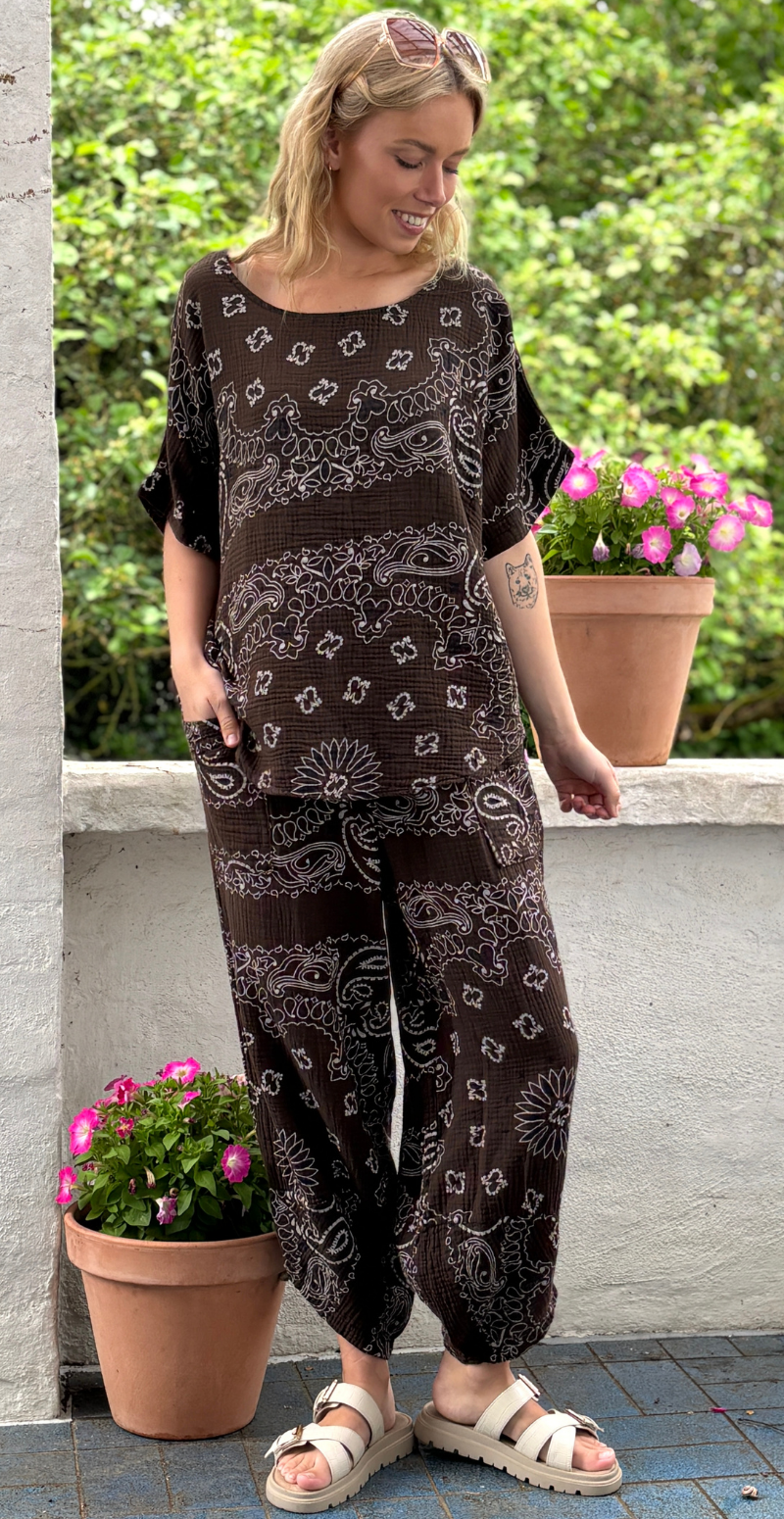 Bree sæt med bukser og bluse i musselin med paisley print brun LikeLondon