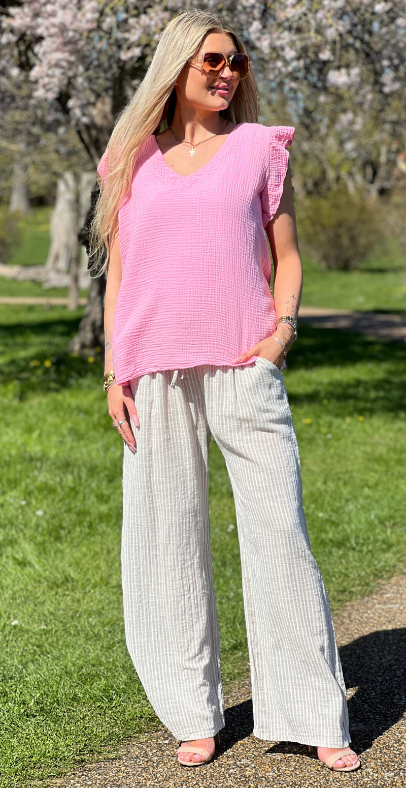 Hollie bluse med v-hals og flæsekant baby pink LikeLondon