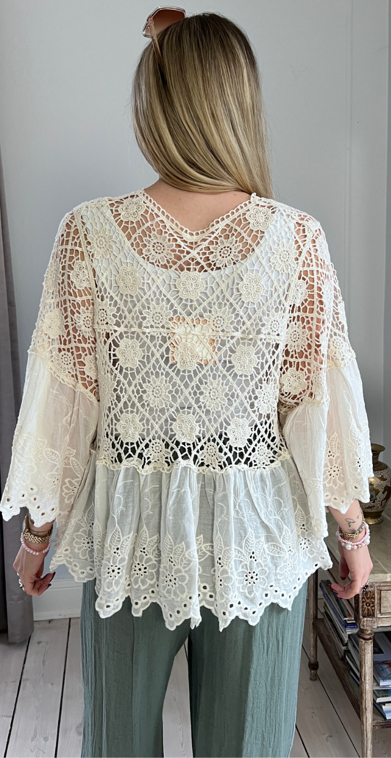 Carma hæklet bluse med blonder og bindelukning beige LikeLondon