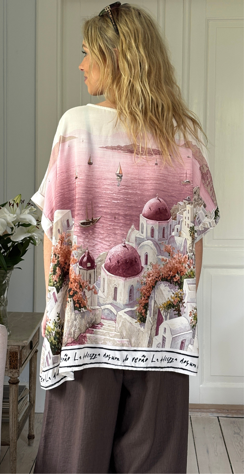 Brianna bluse med kort ærme og print af huse pink LikeLondon