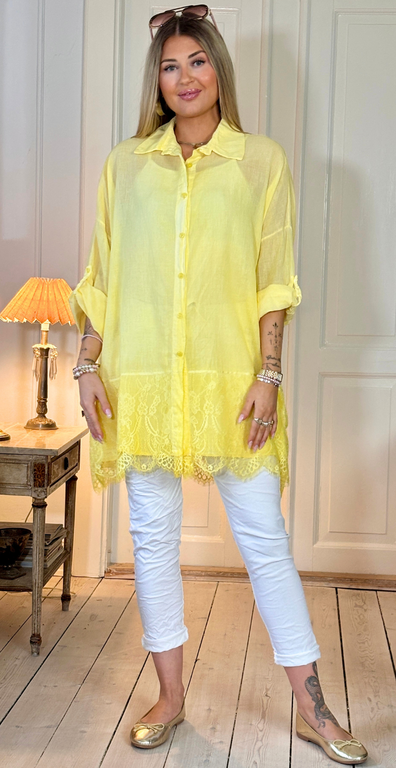 Qizi skjortetunika med bred blondekant gul LikeLondon