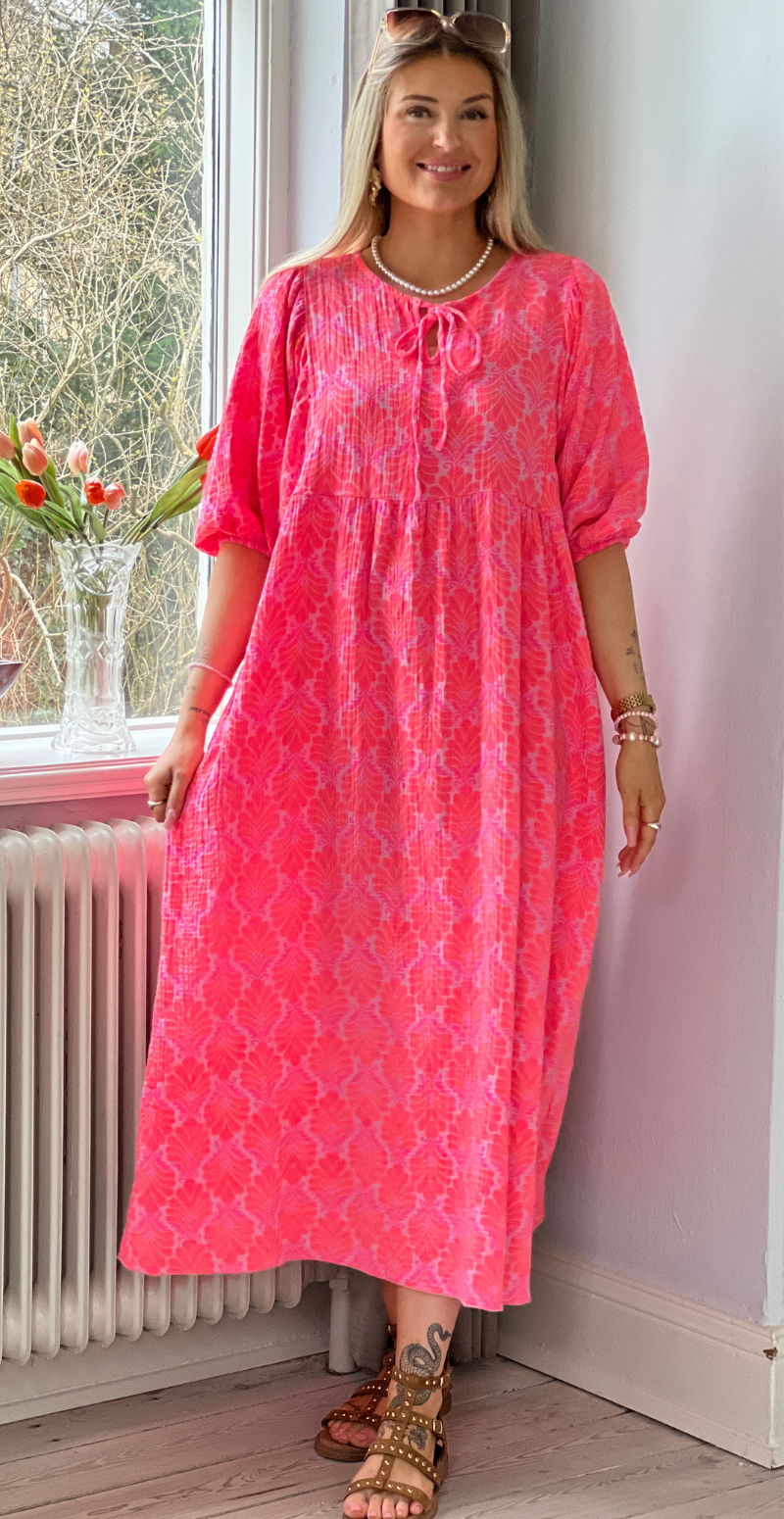 Pauline kjole i musselin red/fuxia LikeLondon