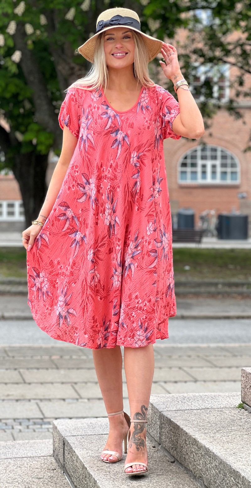Luli kjole med blomstret mønster koral LikeLondon