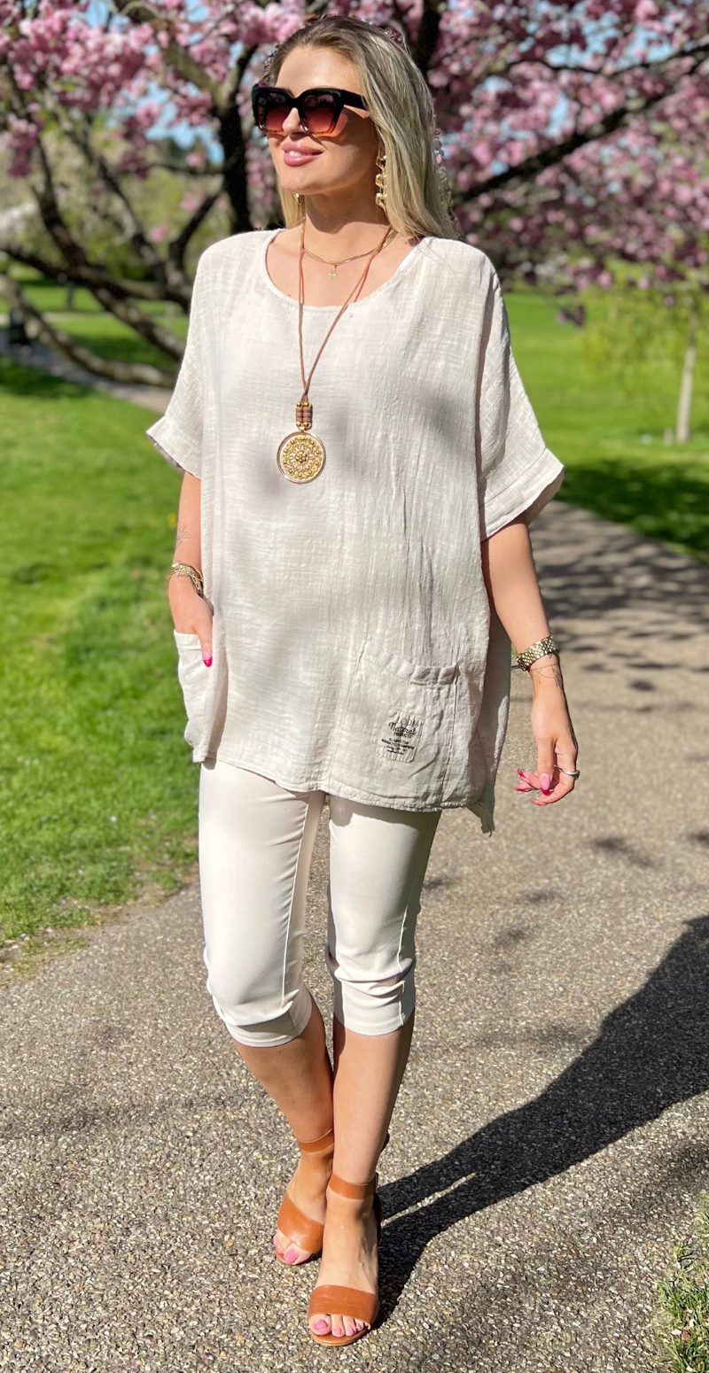 Alexis bluse med vidde, lommer og halskæde beige LikeLondon
