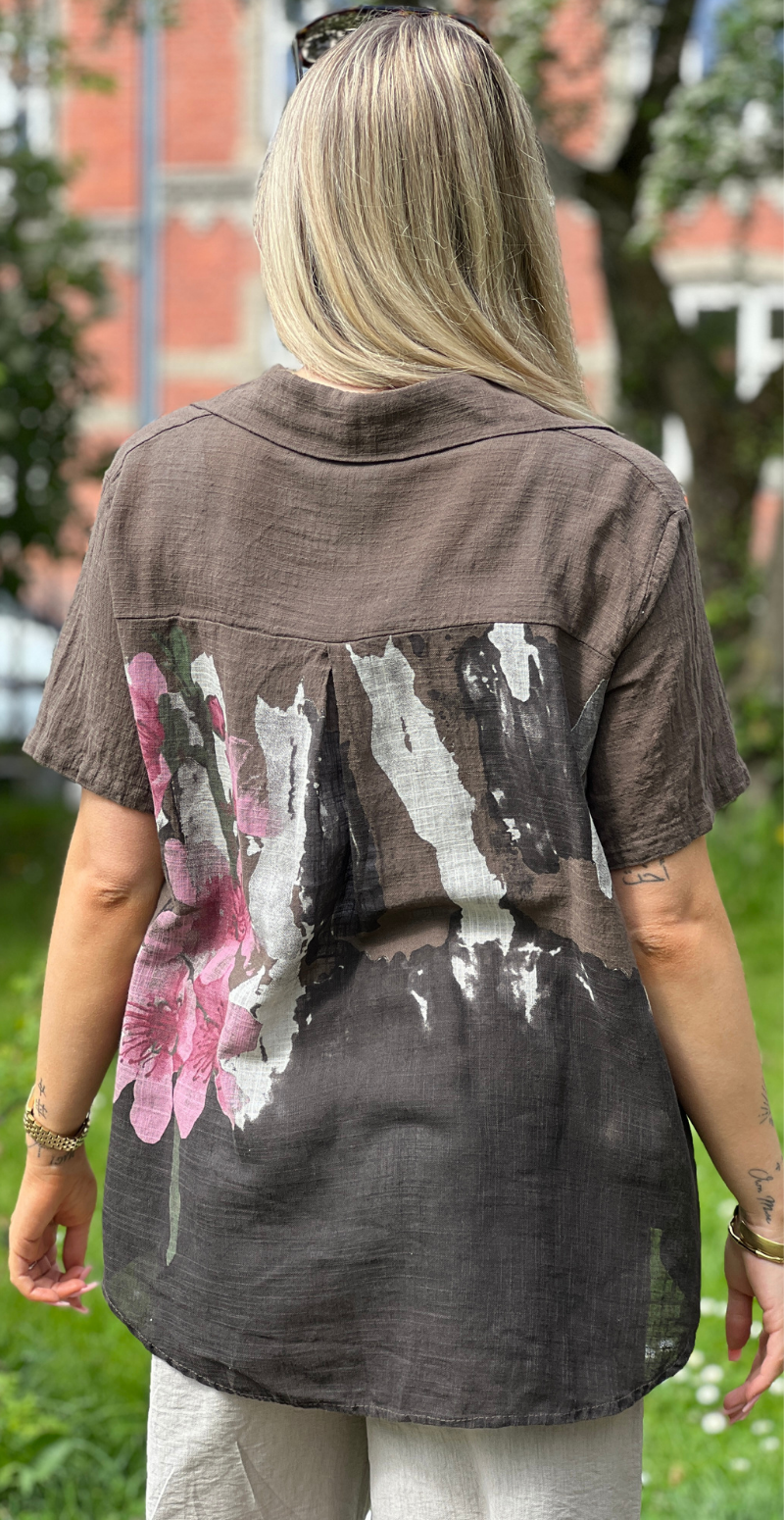 Gina bluse med blomsterprint og v-hals brun LikeLondon
