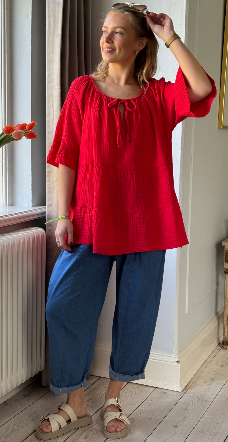 Marilyn bluse med bred halsudskæring og bindebånd rød LikeLondon