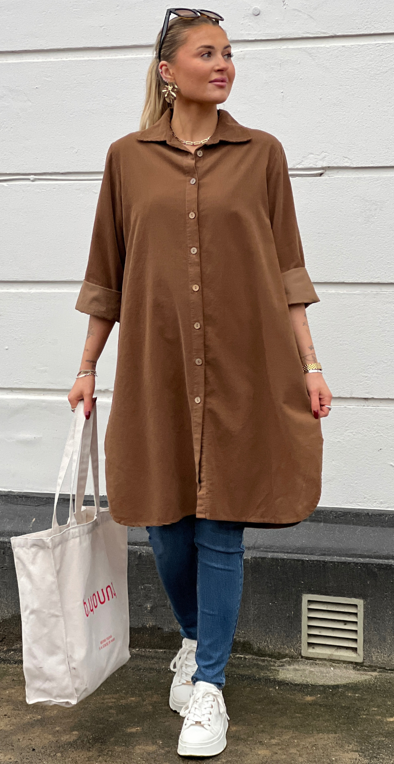 Forudbestil uge 6 Danica fløjls kjole-tunika med knapstolpe noce LikeLondon