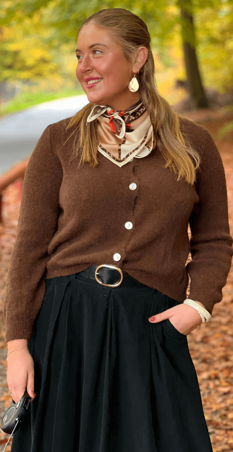 Celeste uld cardigan med perlemorsknapper brun LikeLondon