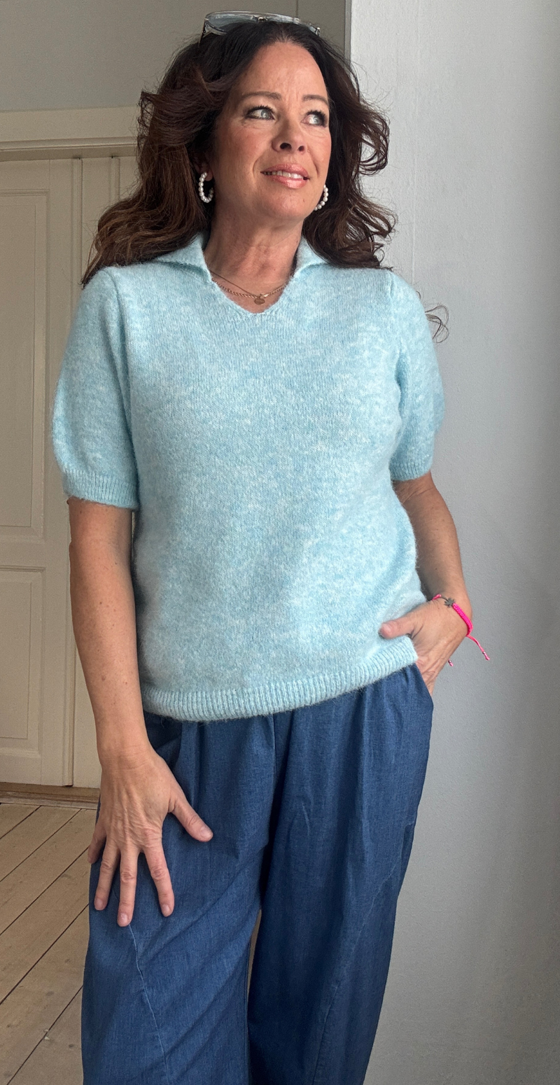 Dottie kortærmet strik med krave sky LikeLondon