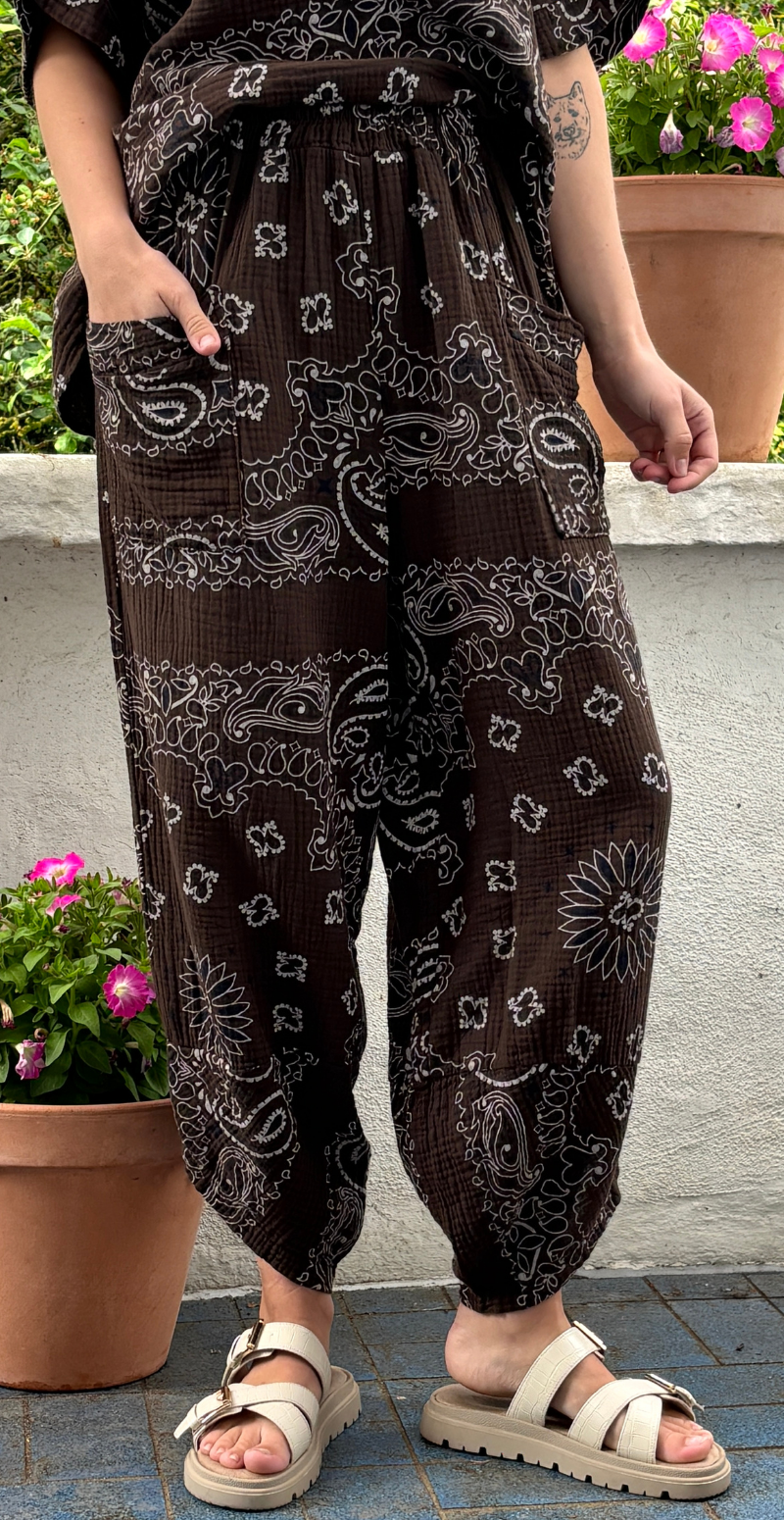 Bree sæt med bukser og bluse i musselin med paisley print brun LikeLondon