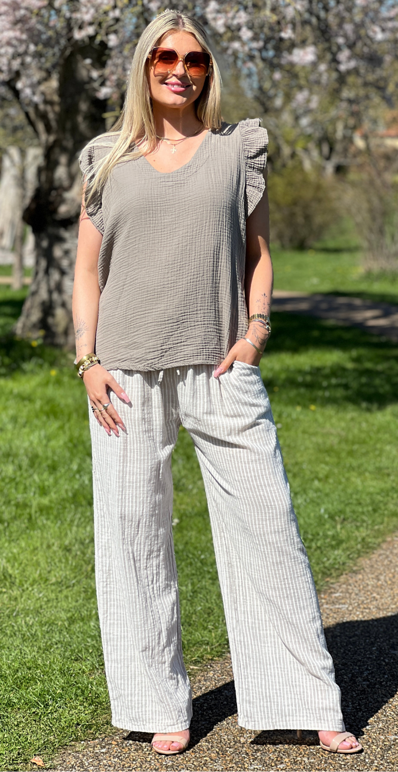 Hollie bluse med v-hals og flæsekant mocca LikeLondon