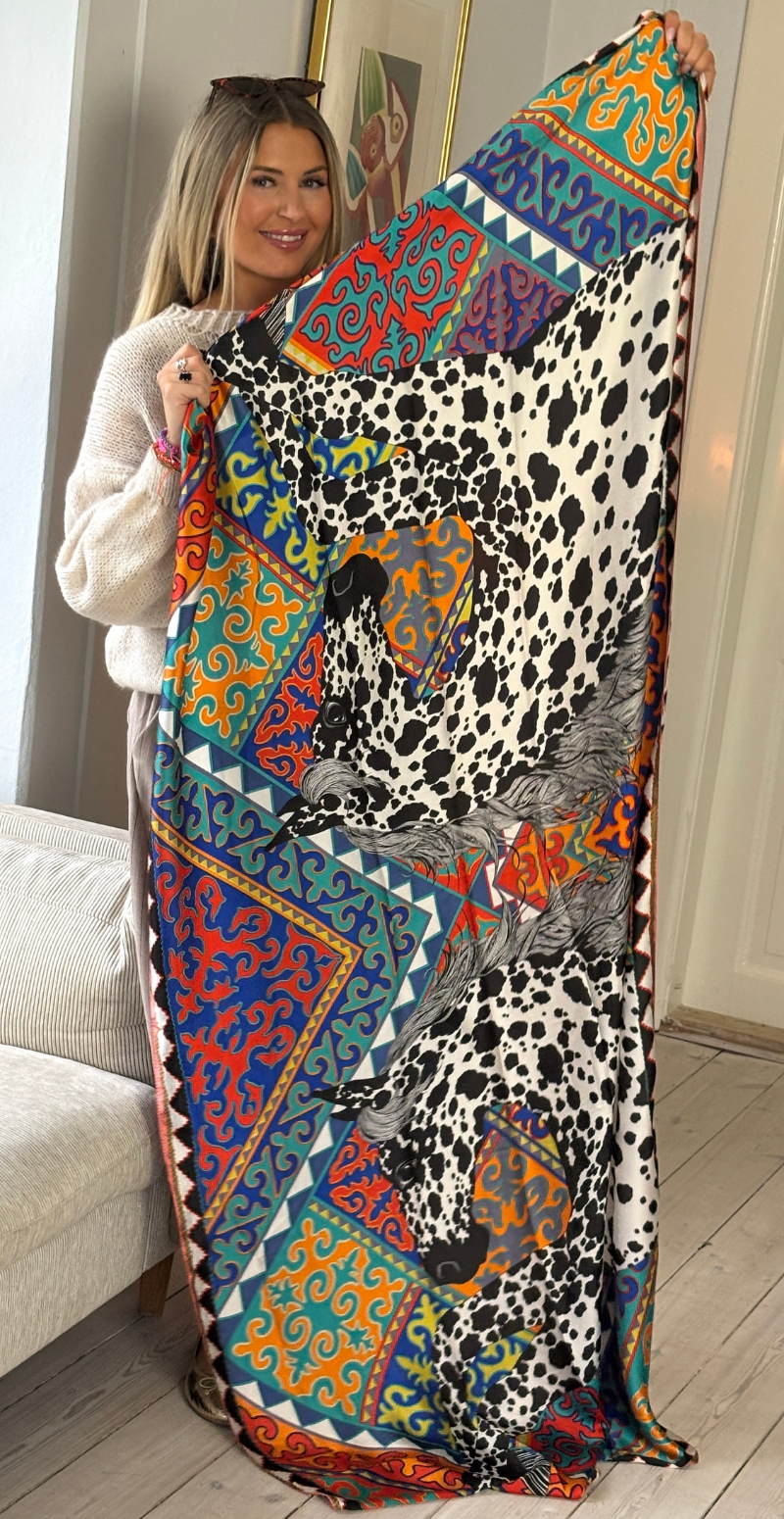 Tørklæde i silk-look med motiv af hest sort/orange LikeLondon