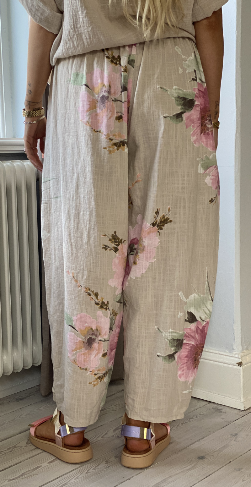 Gwen bukser med blomsterprint og lommer beige LikeLondon