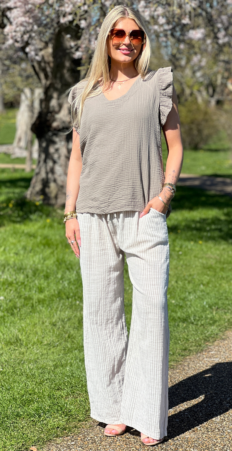 Hollie bluse med v-hals og flæsekant mocca LikeLondon