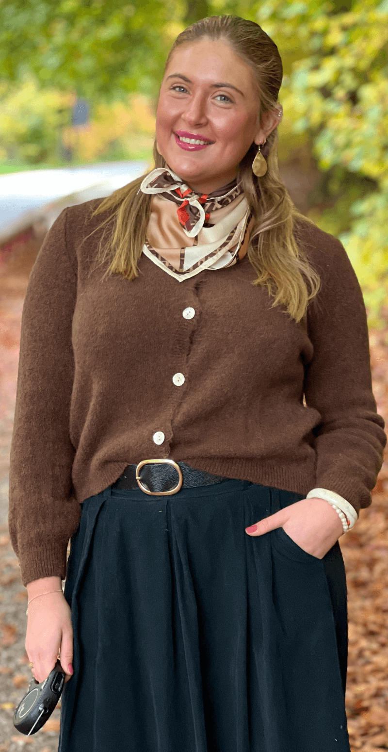 Celeste uld cardigan med perlemorsknapper brun LikeLondon