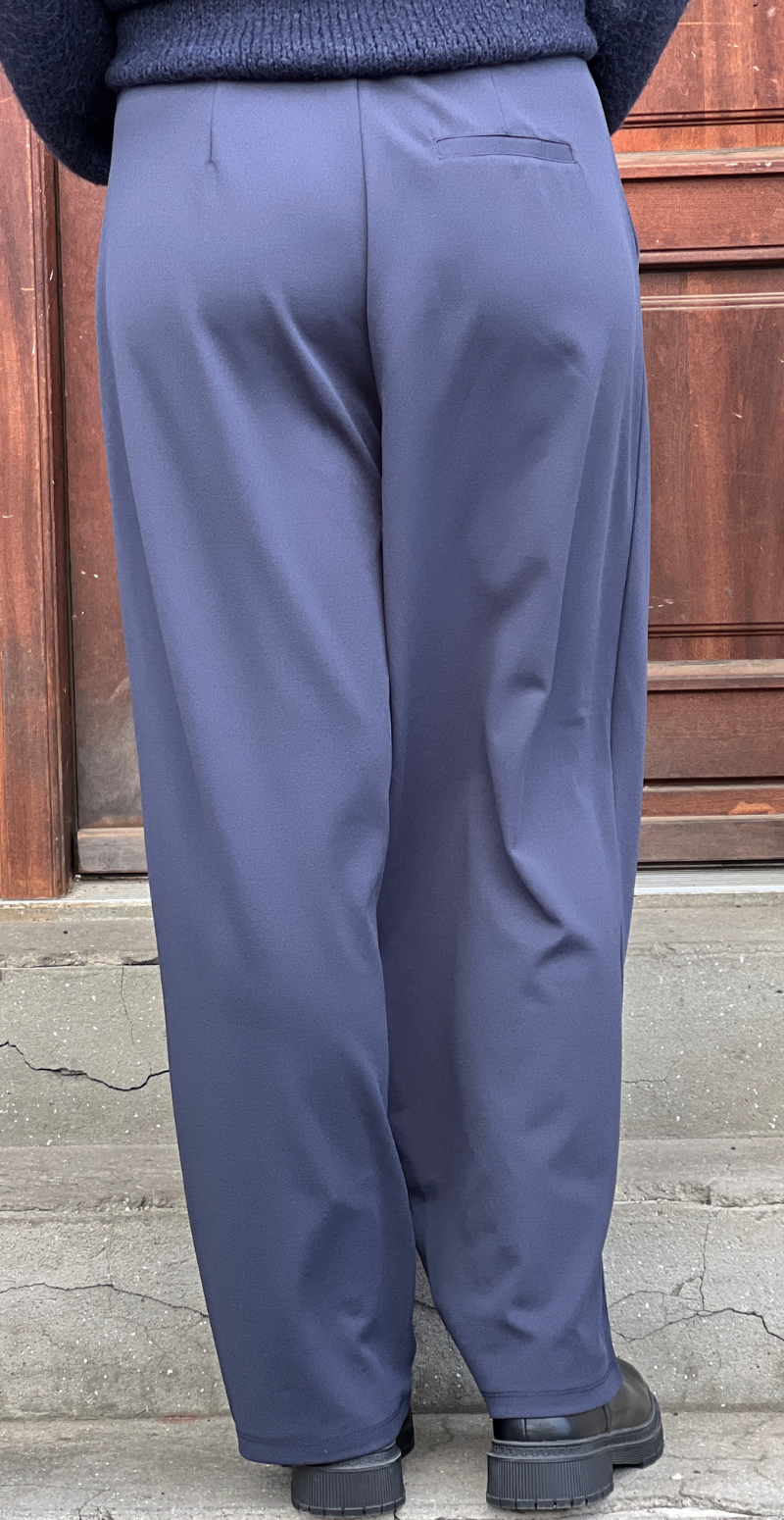 Bagfra visning af Siham bukser i navy fra LikeLondon.com