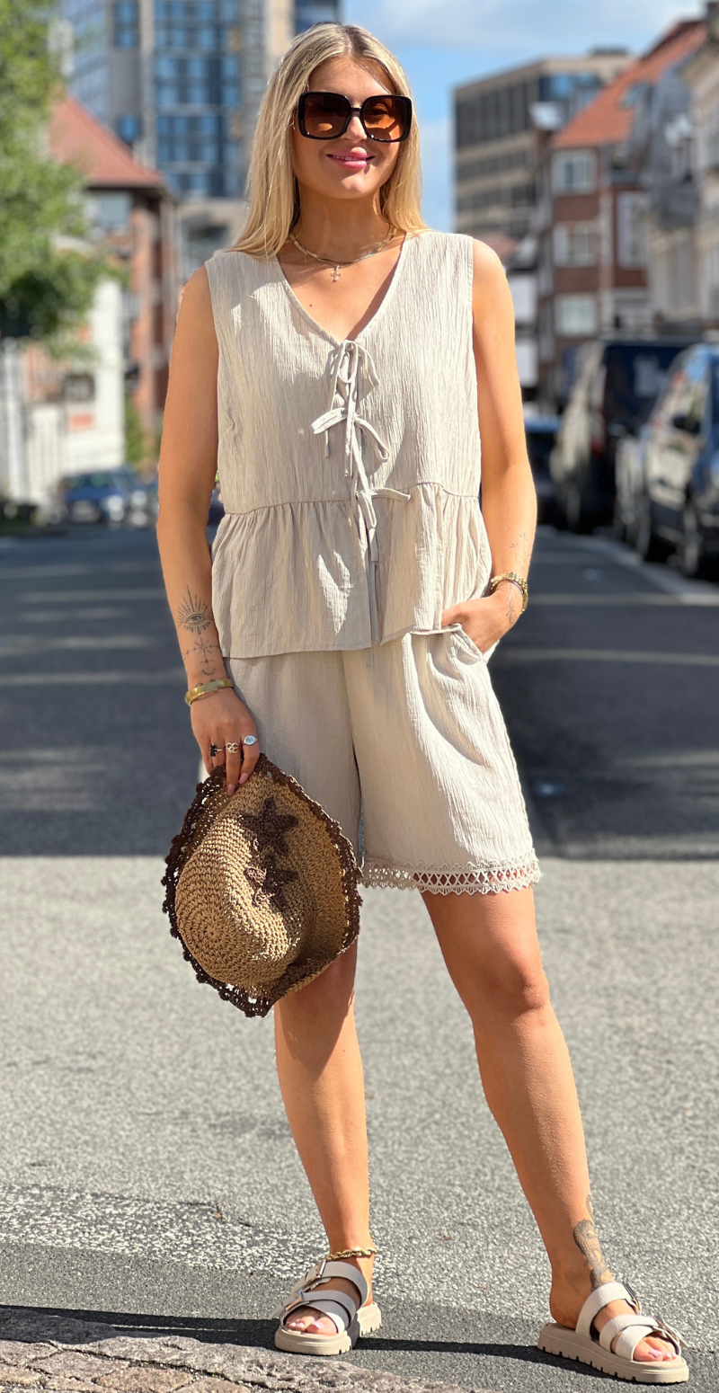 Regina top med bindebånd beige LikeLondon