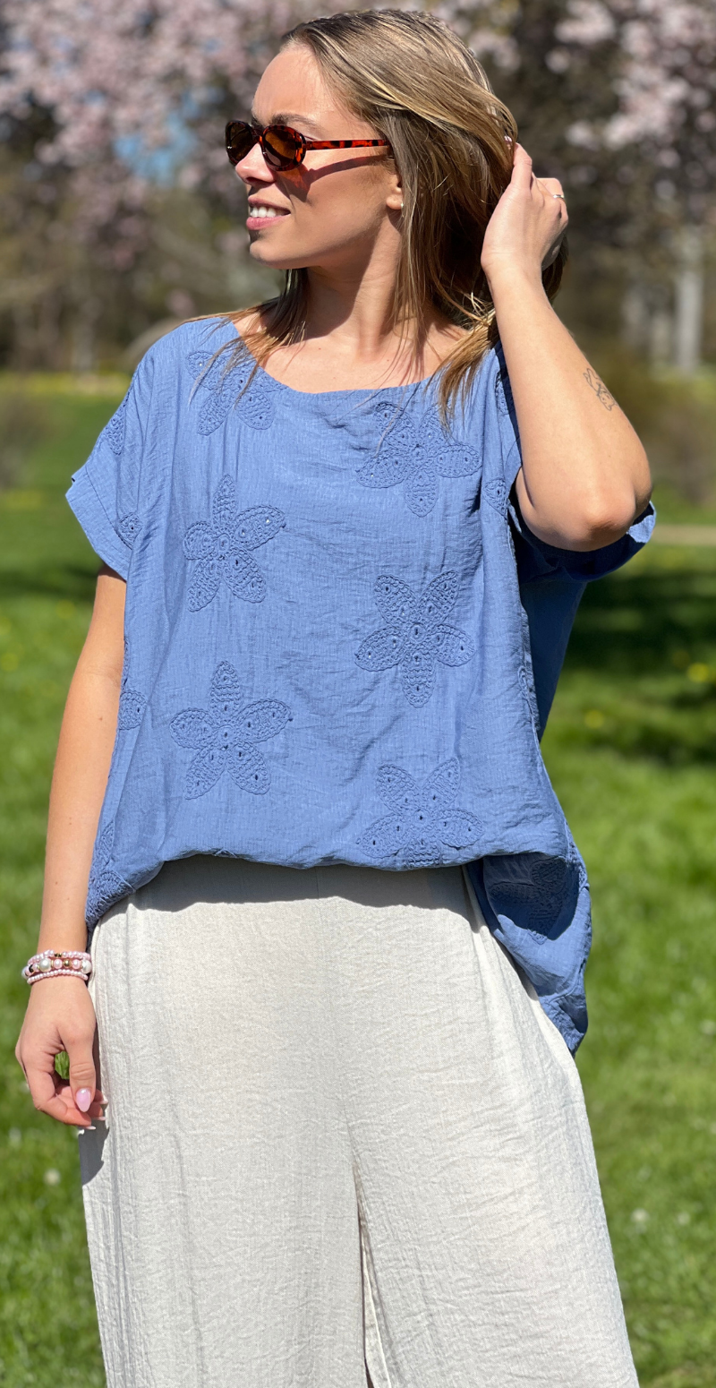 Zrita bluse med korte ærmer og hæklede blomster denim LikeLondon
