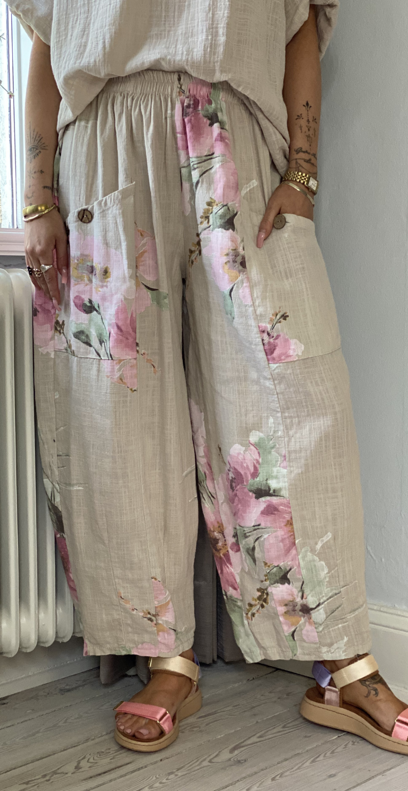 Forudbestil uge 18 Gwen bukser med blomsterprint og lommer beige LikeLondon