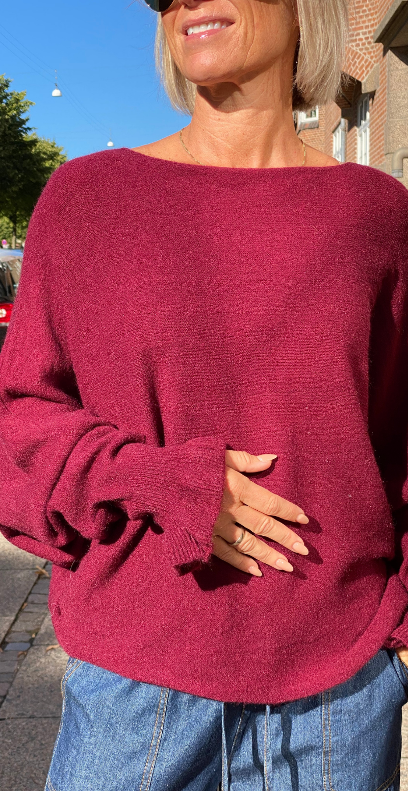Didde strikbluse i baby alpaca med flæsedetaljer nederst i ærmet bordeaux LikeLondon