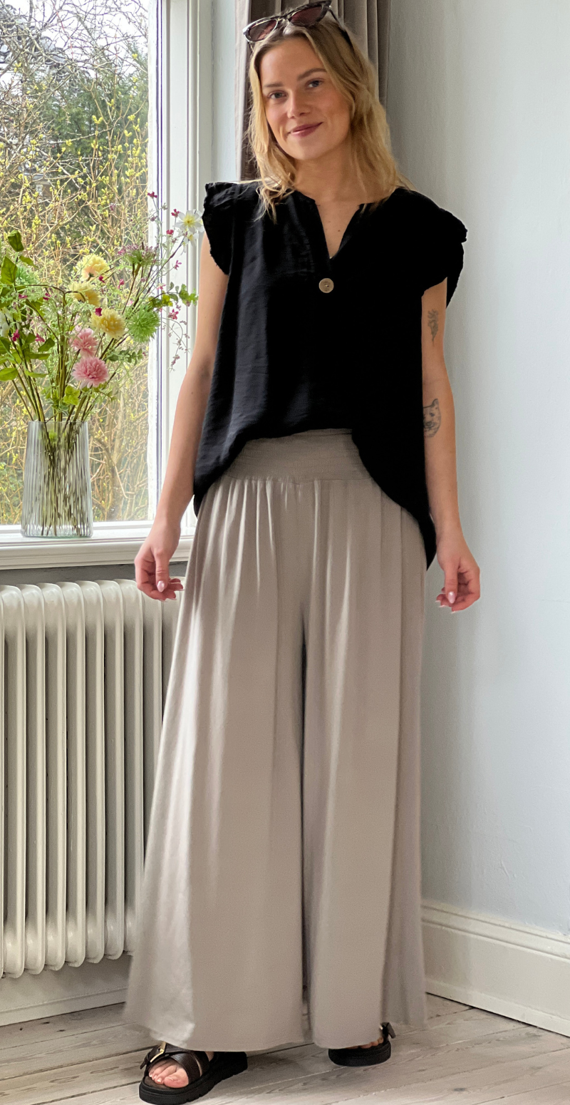 Peggy bukser med brede ben og smock mocca LikeLondon