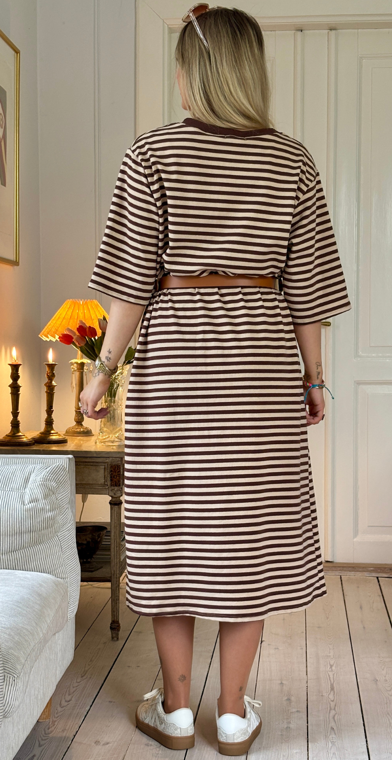 Zenia kjole med striber i brun LikeLondon