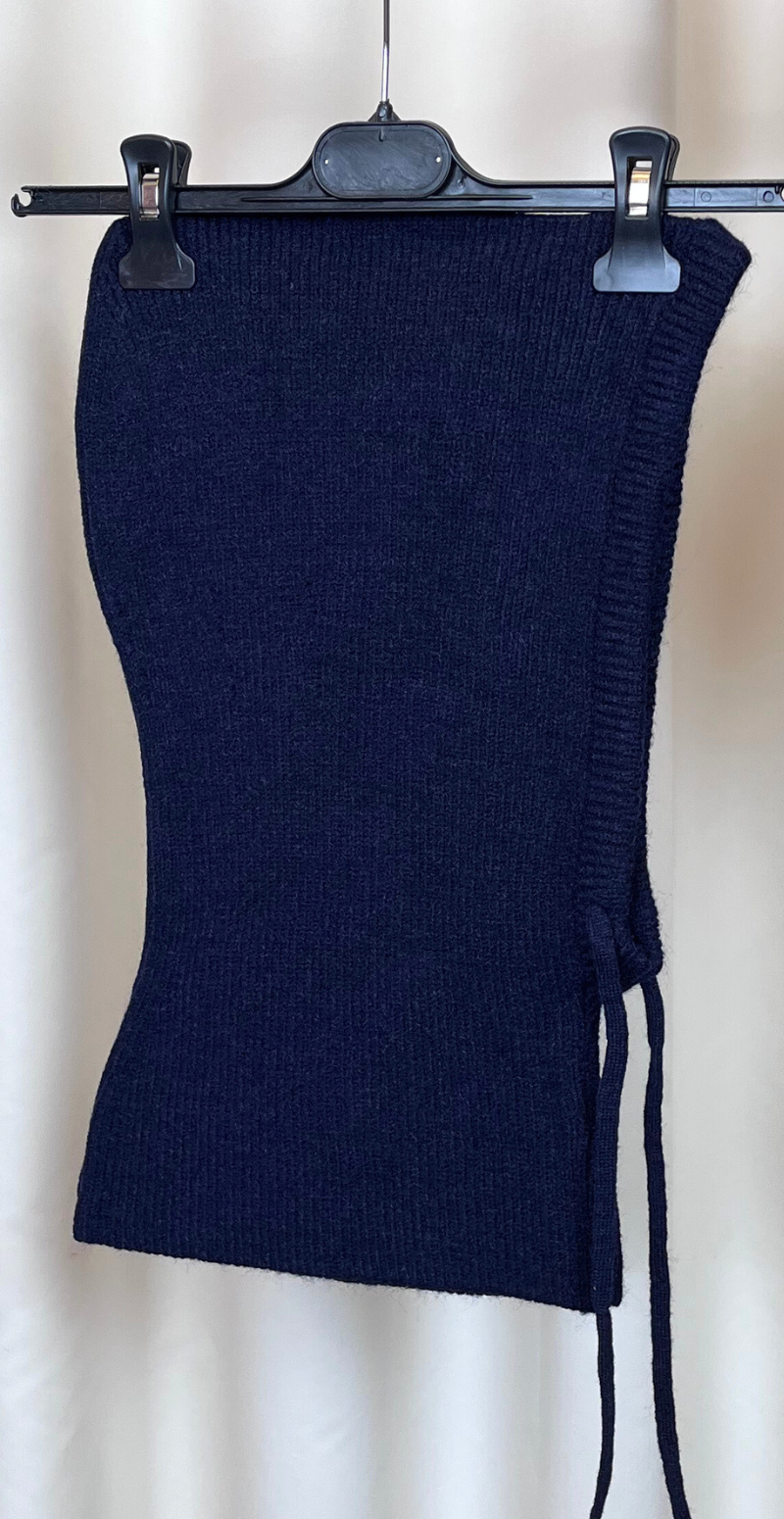 Strikket balaclava med snøre navy LikeLondon