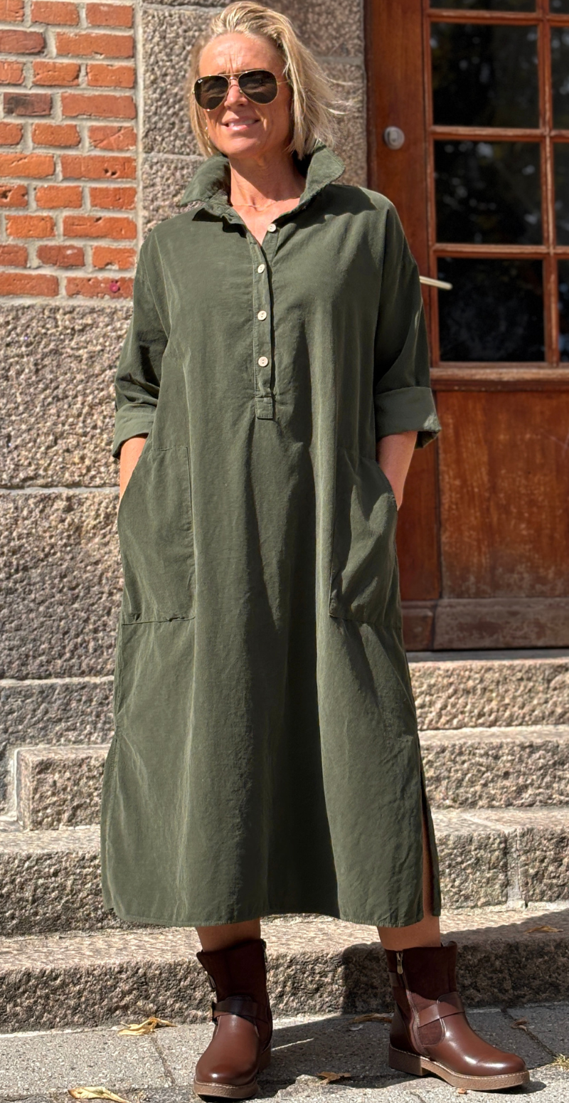 Maja fløjlskjole med stolpelukning og store lommer militare LikeLondon