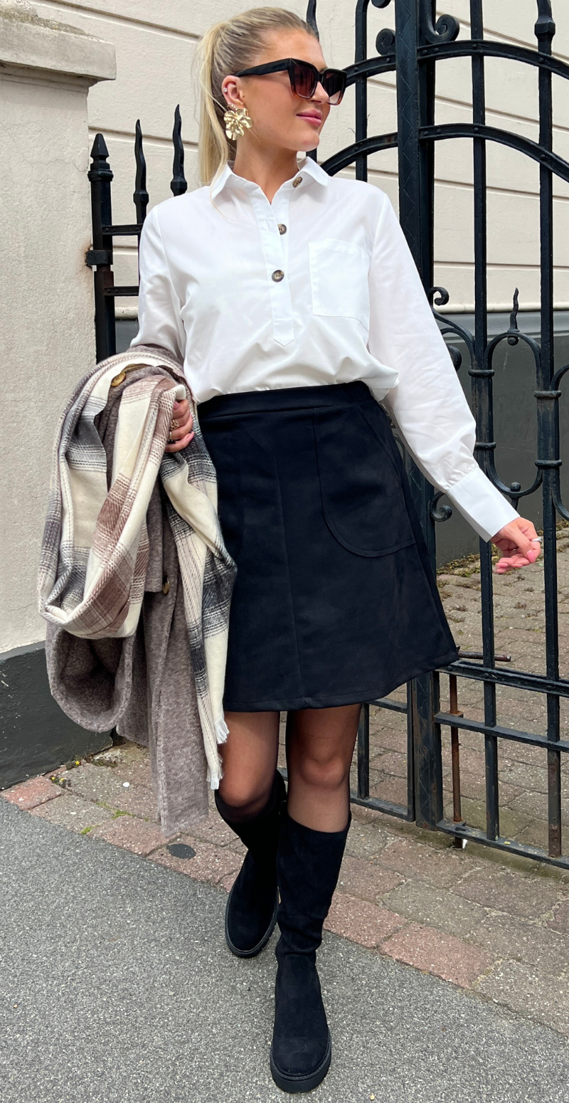 Lucinda kort nederdel i ruskindslook med lommer sort LikeLondon
