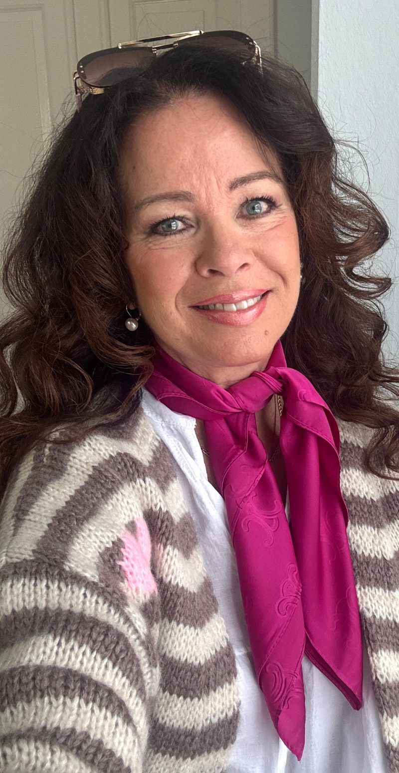 Silketørklæde med monogram mønster pink LikeLondon